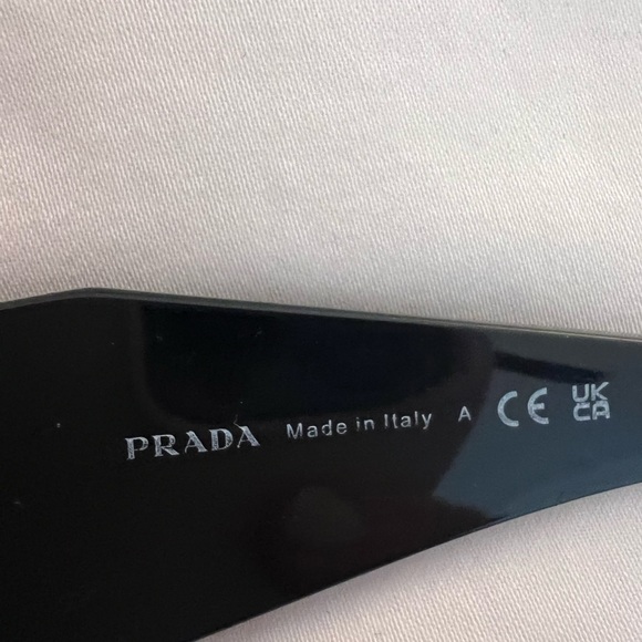 Prada
Marble Acetate Butterfly Sunglasses Black - Picture 5 of 8